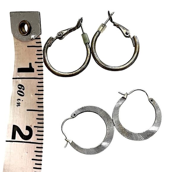 🌴 2 Pair Silver Tone Hoop Earrings Small Vintage Style Bundle - Picture 2 of 6